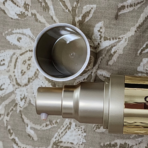 Stila Hide & Chic Foundation - Picture 5 of 7